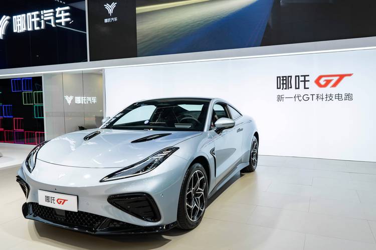 佛山251哪吒汽车在智能汽车领域的表现，领途汽车在新能源汽车市场中的影响力